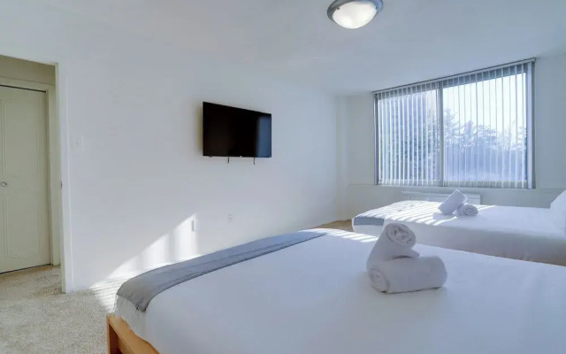 Spacious 2BR Apartment in Crystal City