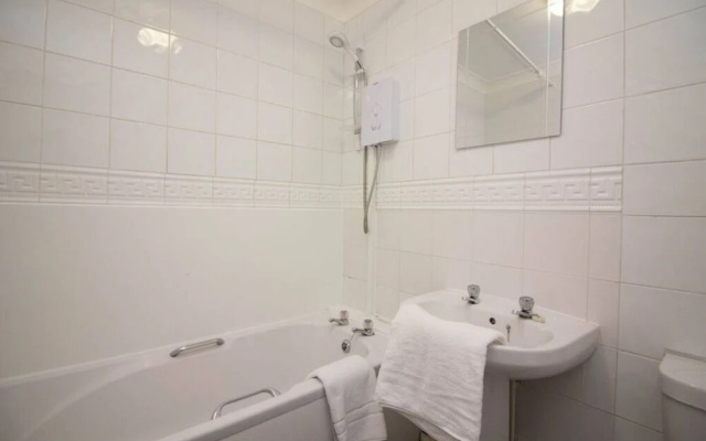 Stayzo Penthouse Accommodation 1- Premier Lodge