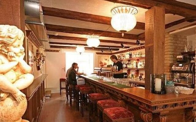 Crossbox Pub & Backpacker