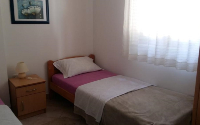 Apartment Mis - apartments close to sea: A2 Petrcane, Zadar riviera