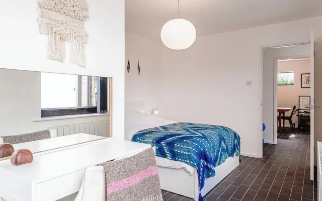 Mid-Century Modern Style 1BD with Garden