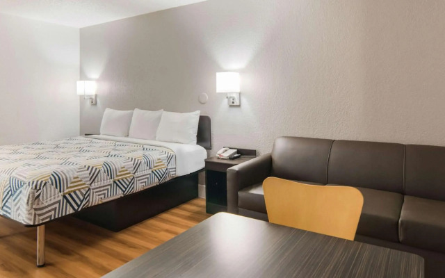 Motel 6 Addison, TX - Dallas