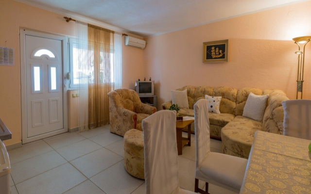 Vibrant Apartment in Crikvenica With Shared Pool