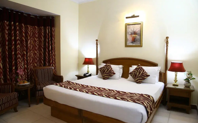OYO 13052 Hotel Conclave Inn