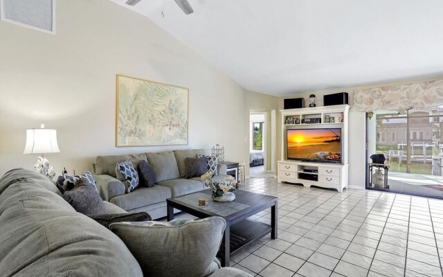 Quiet Waterfront Home With Pool, Dock and Bicycles