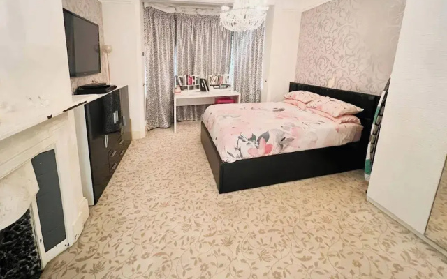 Hottub-garden-parking-sleeps10-10mintotown
