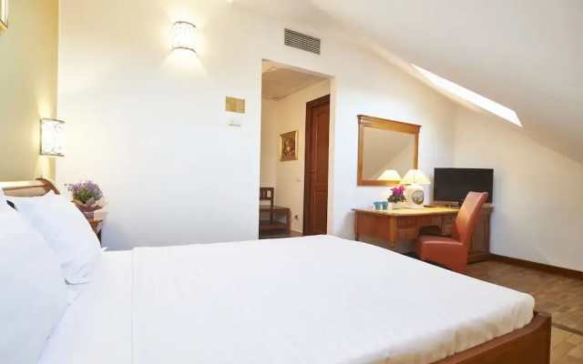 Cozy Attic Room III