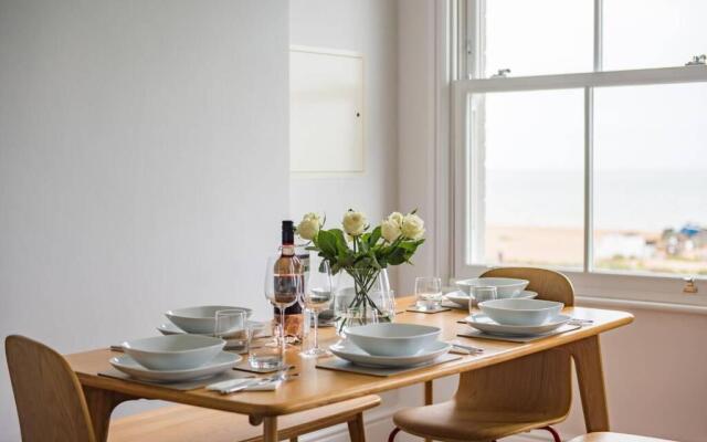 Stunning large sea view apartment - The Lookout