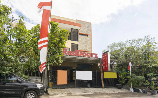 RedDoorz Syariah near Airlangga University Campus B