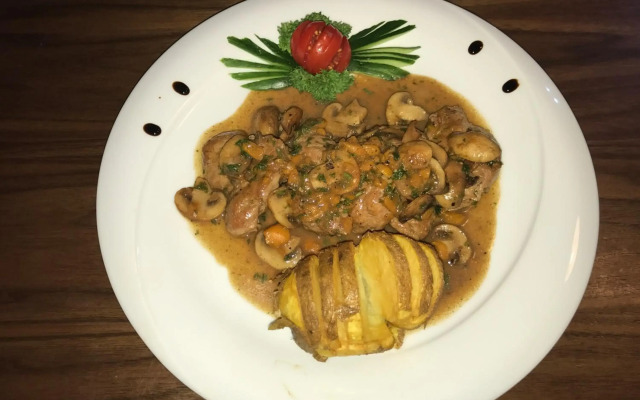 Hotel Aristocrat & Fish Restaurant