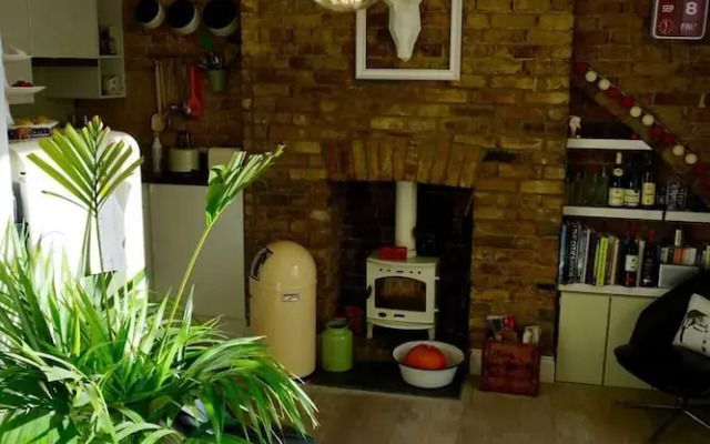 Beautiful Canalside 1-bedroom Flat With Terrace