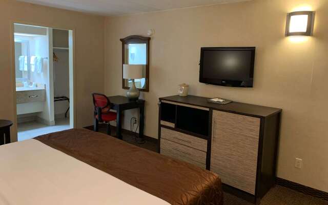 Ramada by Wyndham Rockville Centre