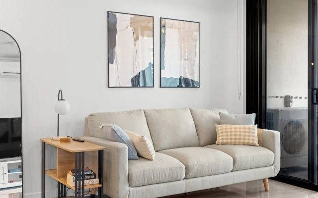 Stylish West End Stay With Rooftop Pool & BBQ – Guest Rooms – Brisbane