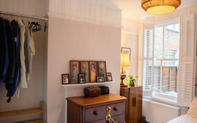 2 Bedroom West London Home With Excellent Connections