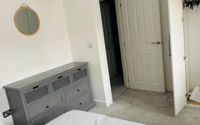 High END Spacious 4 Bed House - Free Parking