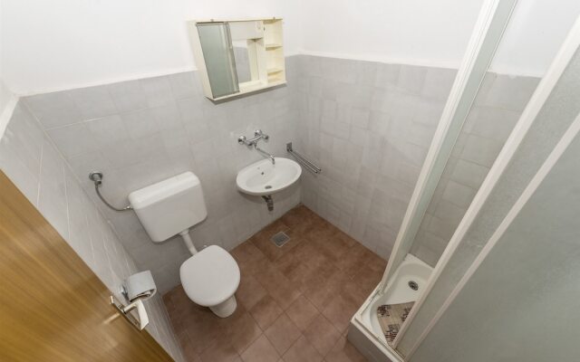 Apartments and Rooms Dragica