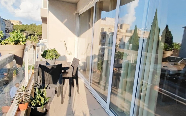 Large Central Apartment Near Valletta & Seafront
