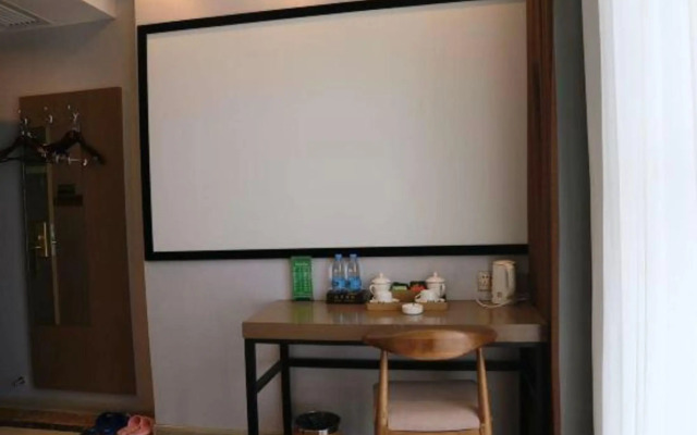 Leiketai Theme Hotel (Bengbu Railway Station Branch)