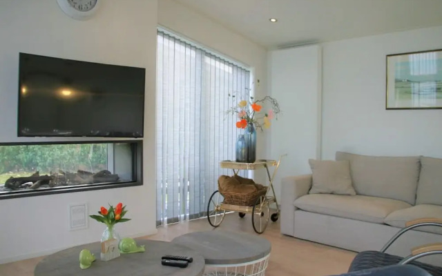 Beautiful Holiday Home With Decorative Fireplace