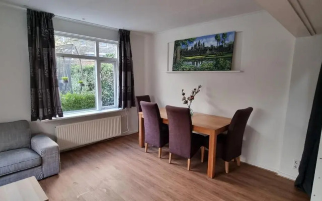 Zomerhuis, centraal gelegen, rustige locatie.