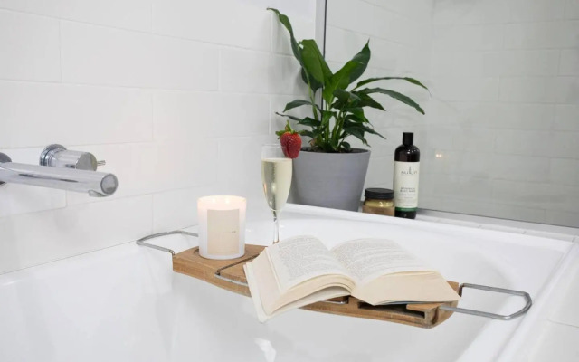 Whitsunday view BOHO apartment in Airlie Beach