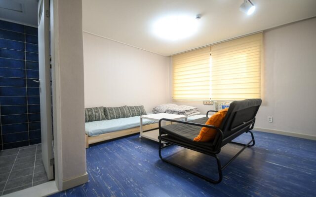 BLUEHUM Guesthouse - Hostel