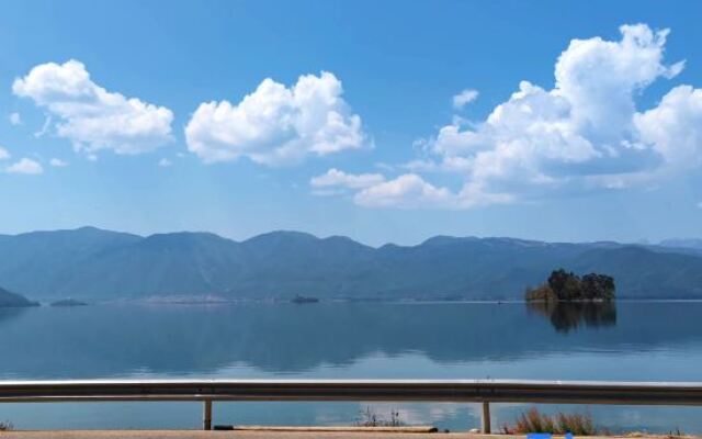 Lugu Lake Yuanrongju Lake View Inn