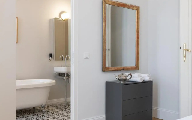 2200SQFT Luxury Apartment in City Center