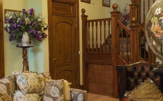 Little Red Rooster Rest and Spa