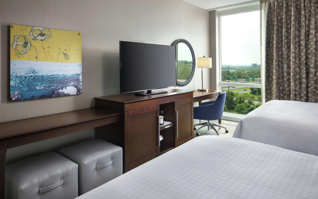 Hampton Inn & Suites Teaneck Glenpointe