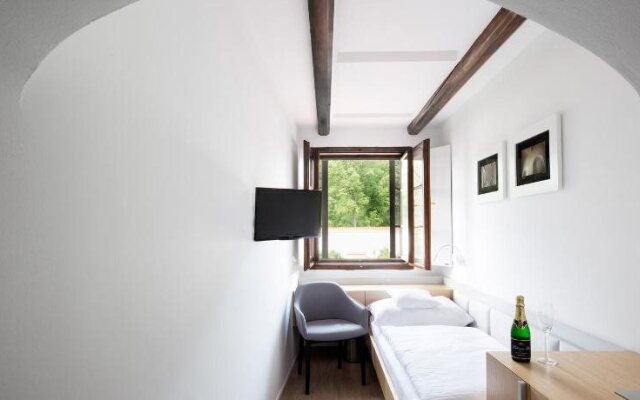 Hotel 100