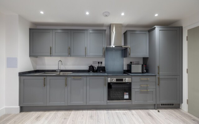 Remarkable 2-bed Apartment in Camberley