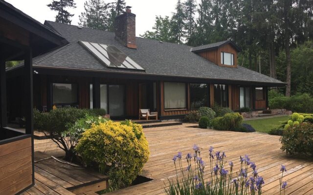 B - Sechelt Private Coastal Home