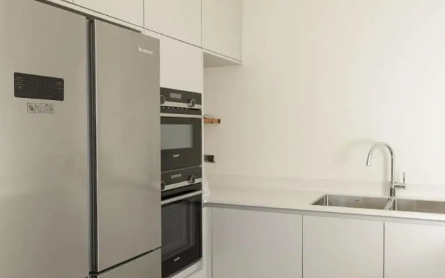 Stylish & Spacious 3 bedroom apartment by the Sea