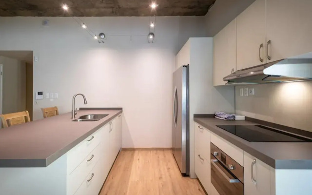 Grand Urban Elegance - City Center Luxury