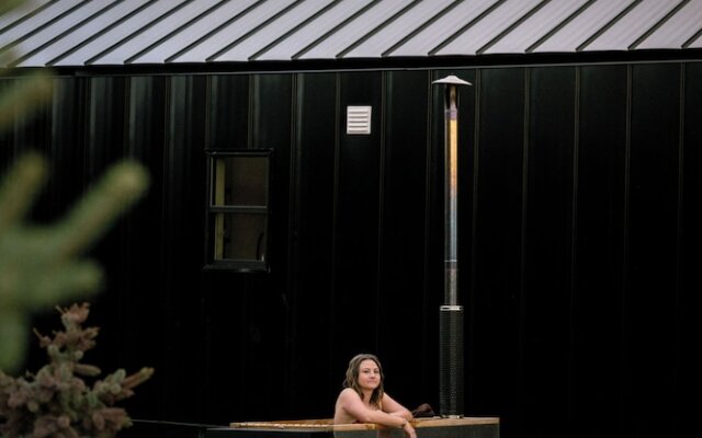 Yellowstone Peaks Hotel