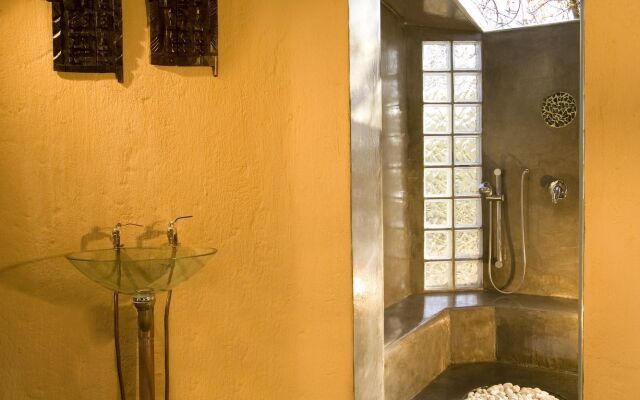 Pondoro Game Lodge  - Open to Kruger Park