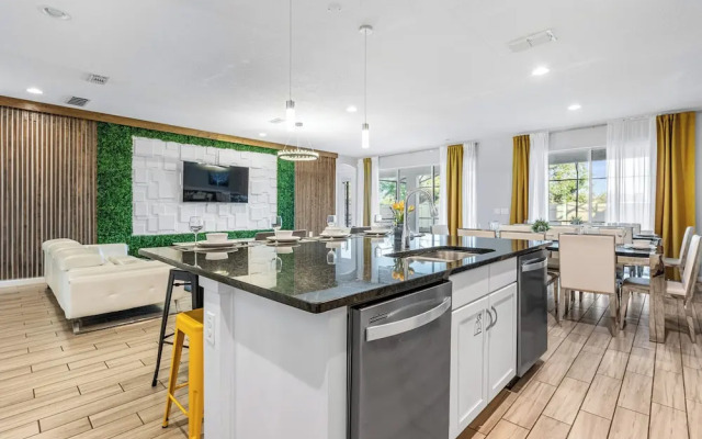 UpstaySpaciousHomePoolHotTubSleeps27