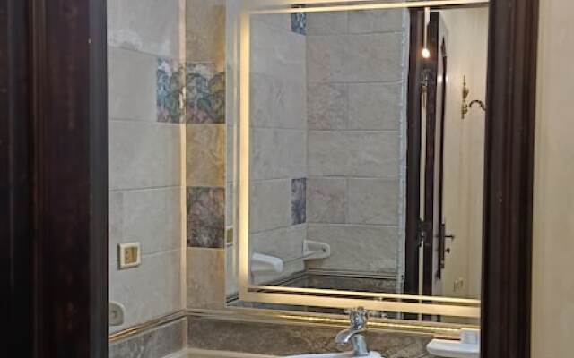 Crystal pyramids inn