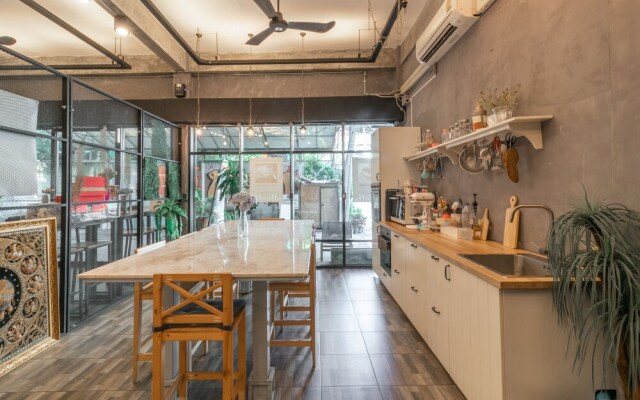 M Gray Hostel & Cafe