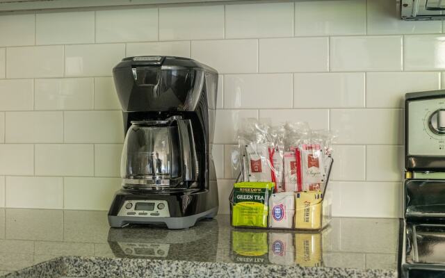 Sculpture Park Apts by Frondesk