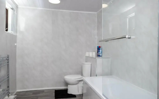 4-bedroom- Stoke-on-trent Sleeps 8- pet Friendly