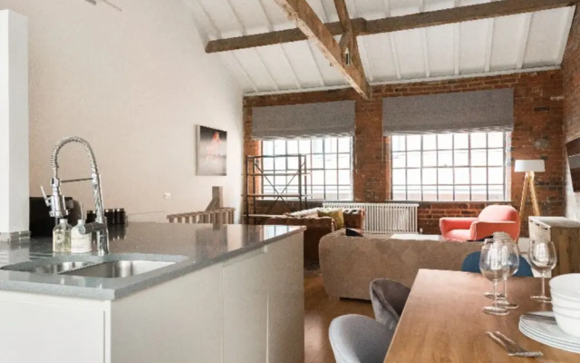 The Warehouse Loft - Trendy Converted Warehouse 3bdr