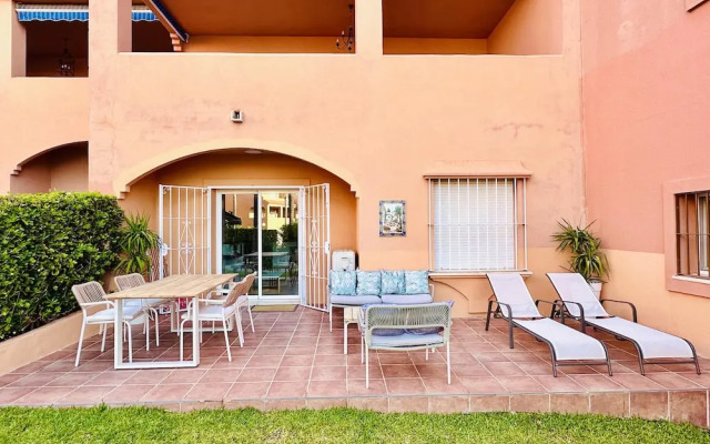 Coastal Retreat-sleeps 8, Sea View, Pool & Parking