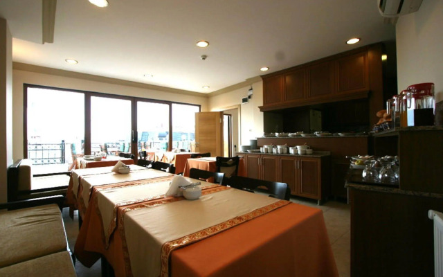 Grand Peninsula Hotel