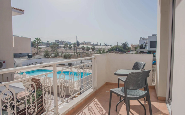 Renovated one bedroom apartment in Paphos with pool