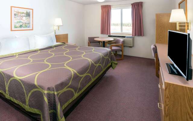 Super 8 by Wyndham Redmond