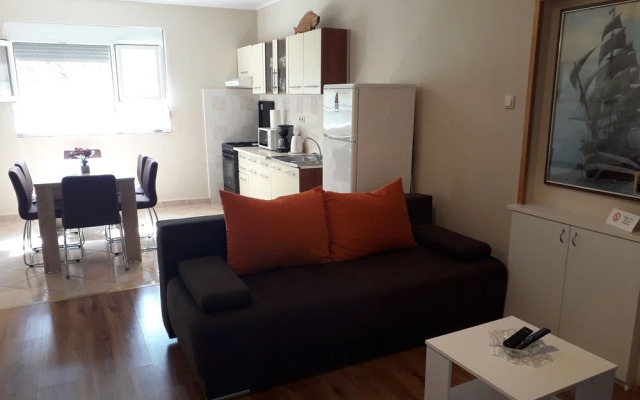 Family Ground Floor Apartment Puntamika