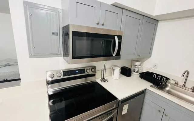 Upper East Side Renovated Studio Free Parking