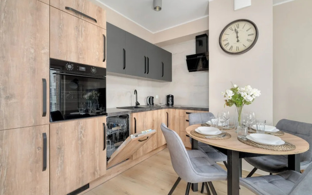 Apartment With Parking by Renters